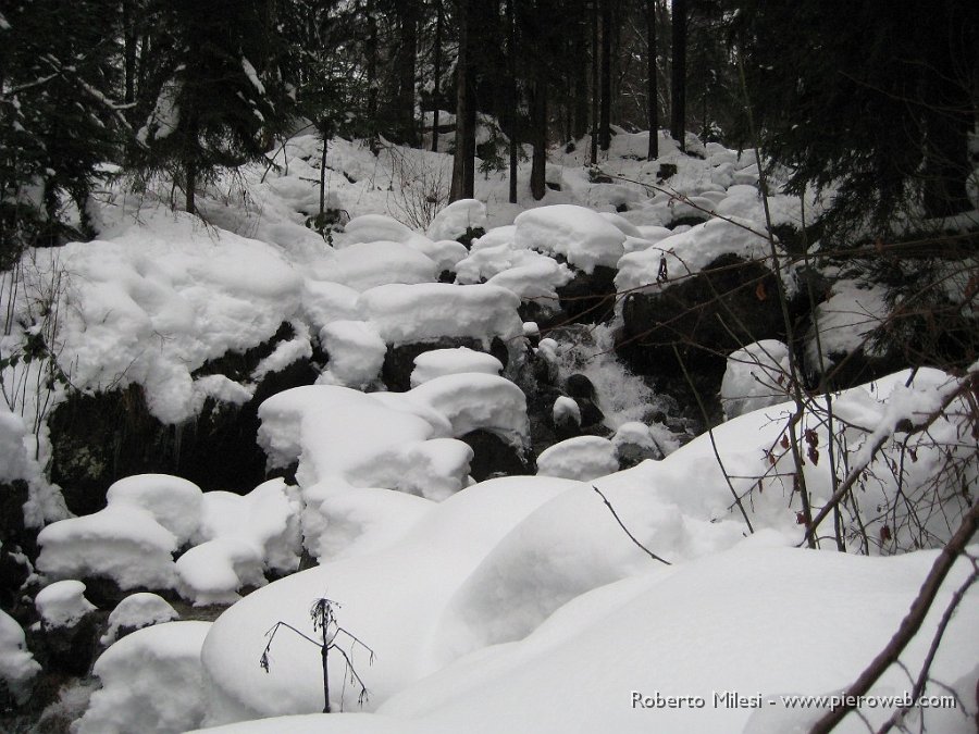 06 Il Brembo a Ornica innevato.JPG